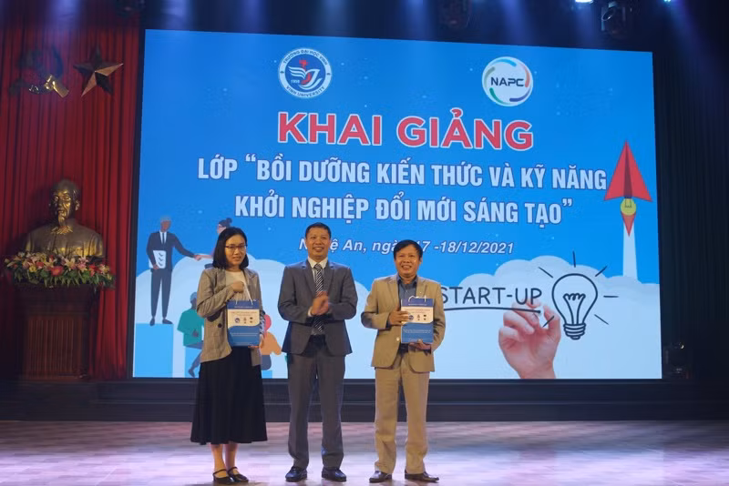 ThS. Lê Công Đức, đại diện Trường Đại học Vinh tặng quà lưu niệm cho các đại biểu.