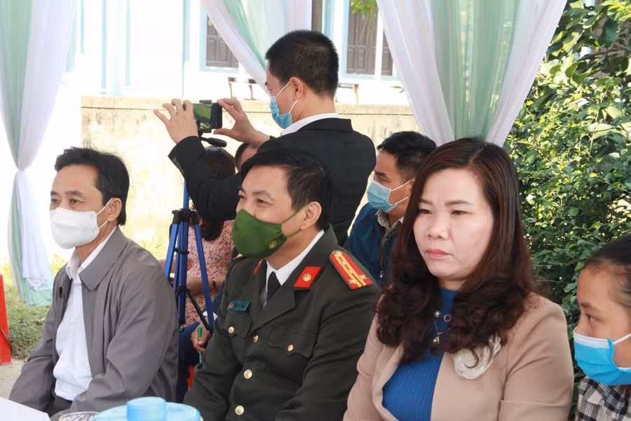 Lãnh đạo tỉnh, Công an tỉnh, lãnh đạo huyện tham dự buổi lễ.