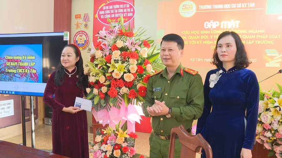 Các đơn vị trong tỉnh đến chúc mừng nhà trường nhân dịp kỷ niệm 50 năm ngày thành lập.