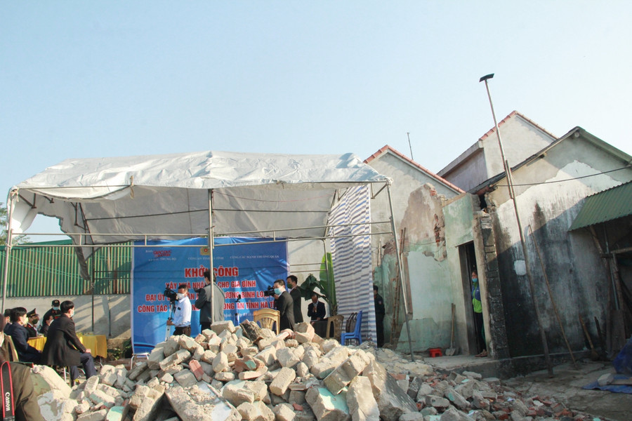 Thực hiện chương trình hỗ trợ nhà ở cho các hoàn cảnh khó khăn, các em học sinh nghèo vươn lên trong học tập, Văn phòng Báo Giáo dục và Thời đại khu vực Miền Trung - Tây Nguyên, Công an tỉnh Hà Tĩnh, các mạnh thường quân tổ chức Lễ Khởi công xây dựng Nhà nhân ái cho gia đình Đại úy Đinh Văn Mạnh (tại thôn 6, xã An Hòa Thịnh, huyện Hương Sơn). Thực hiện chương trình hỗ trợ nhà ở cho các hoàn cảnh khó khăn, các em học sinh nghèo vươn lên trong học tập, Văn phòng Báo Giáo dục và Thời đại khu vực Miền Trung - Tây Nguyên, Công an tỉnh Hà Tĩnh, các mạnh thường quân tổ chức Lễ Khởi công xây dựng Nhà nhân ái cho gia đình Đại úy Đinh Văn Mạnh (tại thôn 6, xã An Hòa Thịnh, huyện Hương Sơn).