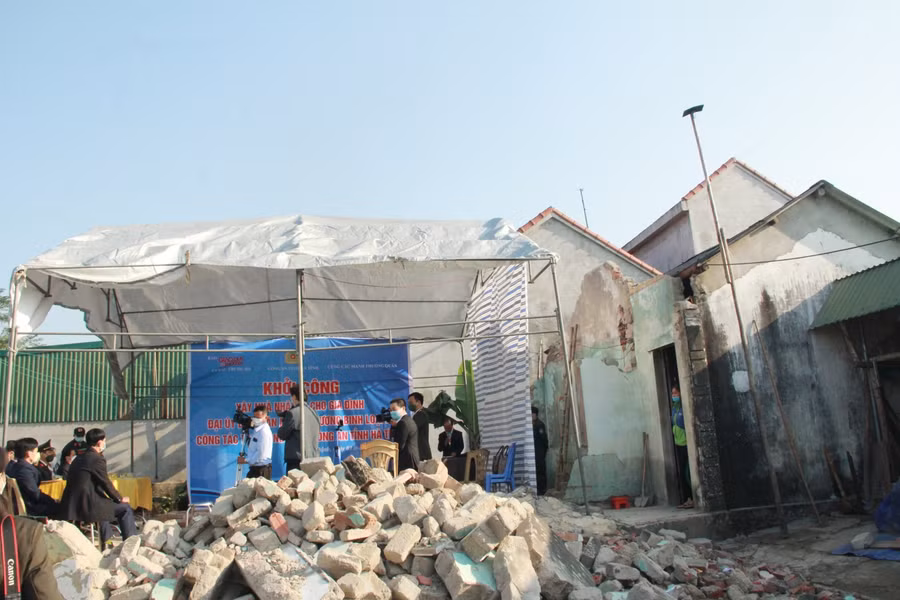 Thực hiện chương trình hỗ trợ nhà ở cho các hoàn cảnh khó khăn, các em học sinh nghèo vươn lên trong học tập, Văn phòng Báo Giáo dục và Thời đại khu vực Miền Trung - Tây Nguyên, Công an tỉnh Hà Tĩnh, các mạnh thường quân tổ chức Lễ Khởi công xây dựng Nhà nhân ái cho gia đình Đại úy Đinh Văn Mạnh (tại thôn 6, xã An Hòa Thịnh, huyện Hương Sơn).