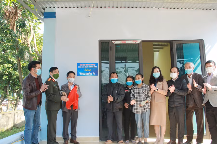 Lãnh đạo tỉnh cùng các nhà hảo tâm, đại diện VP Báo Giáo dục và Thời đại cùng gia đình kéo băng khánh thành.