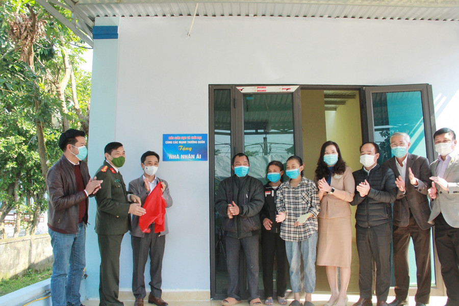 Lãnh đạo tỉnh cùng các nhà hảo tâm, đại diện VP Báo Giáo dục và Thời đại cùng gia đình kéo băng khánh thành. Lãnh đạo tỉnh cùng các nhà hảo tâm, đại diện VP Báo Giáo dục và Thời đại cùng gia đình kéo băng khánh thành.