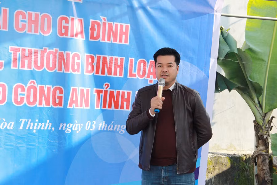 Nhà báo Nguyễn Văn Dũng, Trưởng Văn phòng Báo Giáo dục và Thời đại, Khu vực Miền Trung - Tây Nguyên gửi lời cảm ơn sâu sắc tới lãnh đạo Công an tỉnh Hà Tĩnh, huyện, xã và các mạnh thường quân đã luôn quan tâm, đồng hành với đơn vị Báo để thực hiện tốt hơn công tác an sinh, xã hội trên địa bàn.