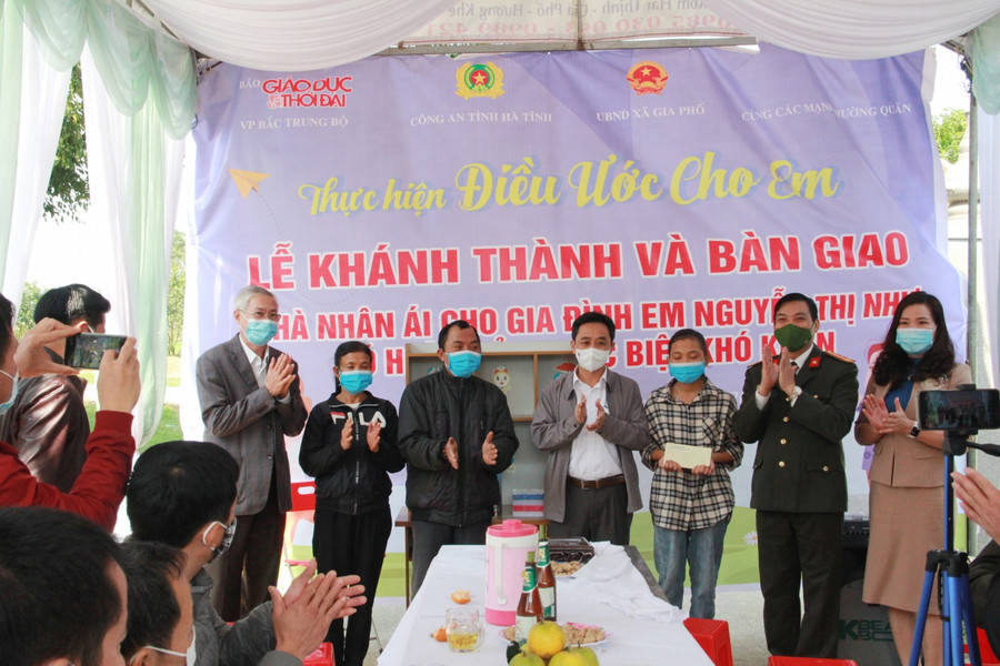 Lãnh đạo tỉnh trao món quà nhỏ đến gia đình em Nguyễn Thị Như. Chúc em học tập tốt hơn nữa trong thời gian sắp tới. Lãnh đạo tỉnh trao món quà nhỏ đến gia đình em Nguyễn Thị Như. Chúc em học tập tốt hơn nữa trong thời gian sắp tới.