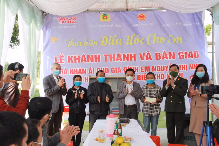 Lãnh đạo tỉnh trao món quà nhỏ đến gia đình em Nguyễn Thị Như. Chúc em học tập tốt hơn nữa trong thời gian sắp tới.