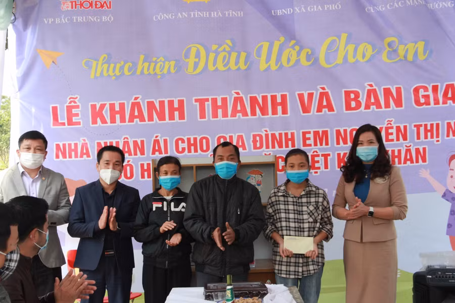 Cũng tại buổi lễ, các mạnh thừng quân cũng động viên, chia sẻ, tặng quà cho em Nguyễn Thị Như.