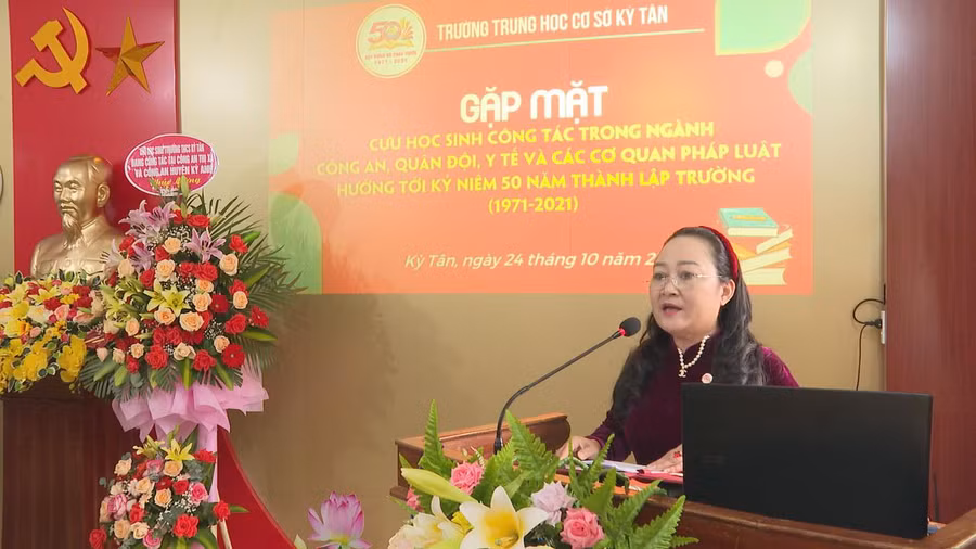 Nhà giáo ưu tú Nguyễn Thị Thanh Mai, Hiệu trưởng Trường THCS Kỳ Tân.