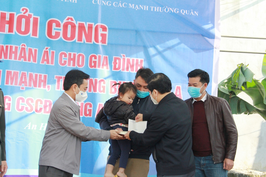 Tại buổi Lễ khởi công Phó Bí thư Thường trực Tỉnh ủy Hà Tĩnh Trần Thế Dũng cũng có món quà nhỏ động viên gia đình Đại úy Mạnh. Tại buổi Lễ khởi công Phó Bí thư Thường trực Tỉnh ủy Hà Tĩnh Trần Thế Dũng cũng có món quà nhỏ động viên gia đình Đại úy Mạnh.