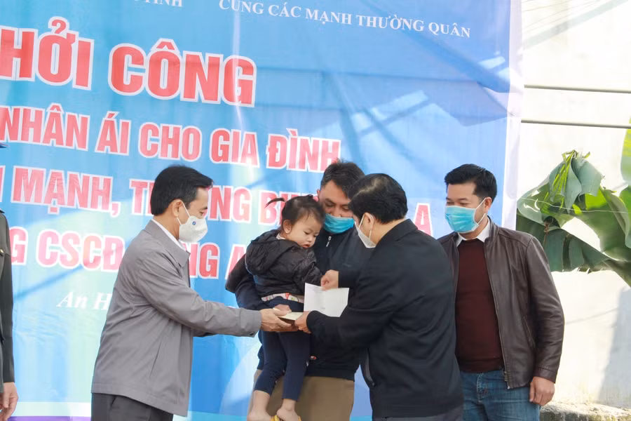 Tại buổi Lễ khởi công Phó Bí thư Thường trực Tỉnh ủy Hà Tĩnh Trần Thế Dũng cũng có món quà nhỏ động viên gia đình Đại úy Mạnh.