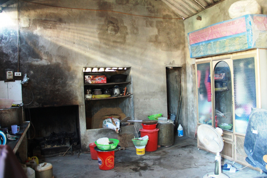 Căn nhà của Đại úy Đinh Văn Mạnh quê nhà đã xây dựng từ lâu nay đã dột nát, cứ đến mùa mưa bão, căn nhà nhỏ lại phải oằn mình chống chọi với thiên tai bão lũ. Gia cảnh lại hết sức khó khăn, bố mẹ hai bên nội ngoại nay đã già yếu, thường xuyên ốm đau bệnh tật, 2 vợ chồng đang phải ở trọ và nuôi 3 con nhỏ. Căn nhà của Đại úy Đinh Văn Mạnh quê nhà đã xây dựng từ lâu nay đã dột nát, cứ đến mùa mưa bão, căn nhà nhỏ lại phải oằn mình chống chọi với thiên tai bão lũ. Gia cảnh lại hết sức khó khăn, bố mẹ hai bên nội ngoại nay đã già yếu, thường xuyên ốm đau bệnh tật, 2 vợ chồng đang phải ở trọ và nuôi 3 con nhỏ.