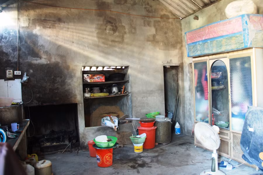 Căn nhà của Đại úy Đinh Văn Mạnh quê nhà đã xây dựng từ lâu nay đã dột nát, cứ đến mùa mưa bão, căn nhà nhỏ lại phải oằn mình chống chọi với thiên tai bão lũ. Gia cảnh lại hết sức khó khăn, bố mẹ hai bên nội ngoại nay đã già yếu, thường xuyên ốm đau bệnh tật, 2 vợ chồng đang phải ở trọ và nuôi 3 con nhỏ.