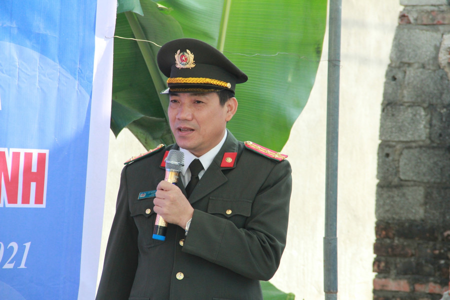 Phát biểu tại buổi lễ, Đại tá Lê Khắc Thuyết khẳng định, công tác chính sách, hậu phương CAND, chăm lo đến đời sống của cán bộ chiến sỹ là một trong những nội dung quan trọng được Công an tỉnh đặc biệt quan tâm. Đại tá cảm ơn sâu sắc tới Văn phòng Báo Giáo dục và Thời đại, Khu vực Miền Trung - Tây Nguyên trong suốt thời gian qua đã đồng hành với lực lượng Công an tỉnh thực hiện tốt công tác an sinh xã hội. Phát biểu tại buổi lễ, Đại tá Lê Khắc Thuyết khẳng định, công tác chính sách, hậu phương CAND, chăm lo đến đời sống của cán bộ chiến sỹ là một trong những nội dung quan trọng được Công an tỉnh đặc biệt quan tâm. Đại tá cảm ơn sâu sắc tới Văn phòng Báo Giáo dục và Thời đại, Khu vực Miền Trung - Tây Nguyên trong suốt thời gian qua đã đồng hành với lực lượng Công an tỉnh thực hiện tốt công tác an sinh xã hội.