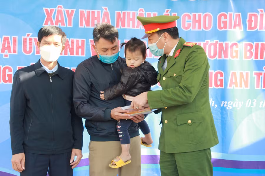 Trung tá Trần An Ninh - Trưởng phòng CSCĐ Công an tỉnh Hà Tĩnh cũng có món quà chia sẻ, động viên tới gia đình Đại úy Mạnh.