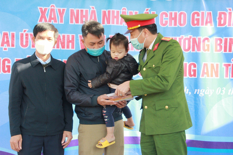 Trung tá Trần An Ninh - Trưởng phòng CSCĐ Công an tỉnh Hà Tĩnh cũng có món quà chia sẻ, động viên tới gia đình Đại úy Mạnh. Trung tá Trần An Ninh - Trưởng phòng CSCĐ Công an tỉnh Hà Tĩnh cũng có món quà chia sẻ, động viên tới gia đình Đại úy Mạnh.