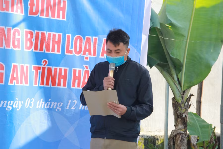 Đại úy Đinh Văn Mạnh gửi lời biết ơn sâu sắc tới Ban giám đốc Công an tỉnh đã luôn quan tâm, động viên cá nhân đồng chí cũng như gia đình nhỏ ở quê nhà. Cảm ơn Báo Giáo dục và Thời đại đã có sự kết nối, quan tâm tới gia đình.