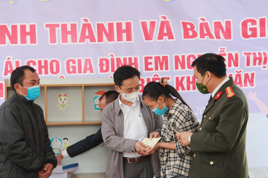 Phó Bí thư cũng mong muốn Báo Báo Giáo dục & Thời đại cùng các nhà hảo tâm tiếp tục quan tâm, đồng hành lâu dài trong công tác an sinh xã hội, xây dựng thêm nhiều căn nhà tình nghĩa cho người dân, học sinh nghèo khó, giúp các em yên tâm và vươn lên học tập tốt hơn. Phó Bí thư cũng mong muốn Báo Báo Giáo dục & Thời đại cùng các nhà hảo tâm tiếp tục quan tâm, đồng hành lâu dài trong công tác an sinh xã hội, xây dựng thêm nhiều căn nhà tình nghĩa cho người dân, học sinh nghèo khó, giúp các em yên tâm và vươn lên học tập tốt hơn.