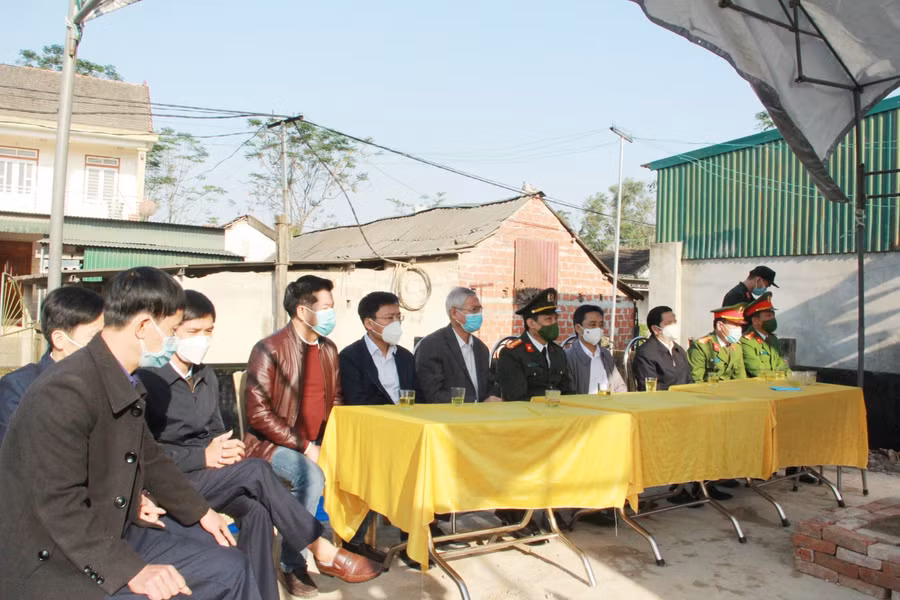 Dự lễ khởi công nhà nhân ái có ông Trần Thế Dũng – Phó Bí thư Thường trực Tỉnh ủy; Đoàn Đình Anh - Chủ tịch Hội khuyến học tỉnh; Lê Khắc Thuyết – Bí thư Đảng ủy, Giám đốc Công an tỉnh; Trung tá Trần An Ninh - Trưởng phòng CSCĐ Công an tỉnh; nhà báo Nguyễn Văn Dũng - Trưởng VP Báo Giáo dục và Thời đại khu vực MT-TN cùng lãnh đạo các cấp, chính quyền địa phương...