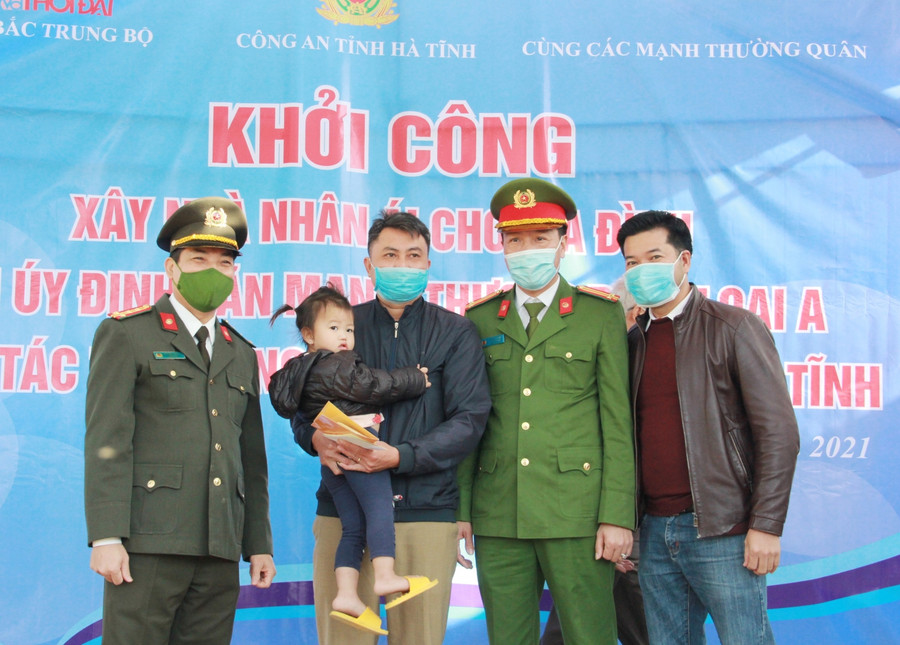 Tại buổi lễ Đại tá Lê Khắc Thuyết - Giám đốc Công an tỉnh đã trao 50 triệu đồng hỗ trợ bước đầu cho gia đình trong quá trình xây dựng nhà. Đây là số tiền được trích từ Quỹ nghĩa tình đồng đội CAND của Bộ Công an và những nguồn kinh phí được Công an tỉnh vận động, kêu gọi và đề xuất để hỗ trợ, giúp đỡ cho gia đình các cán bộ, chiến sĩ có hoàn cảnh đặc biệt khó khăn đang công tác trong Công an Hà Tĩnh. Tại buổi lễ Đại tá Lê Khắc Thuyết - Giám đốc Công an tỉnh đã trao 50 triệu đồng hỗ trợ bước đầu cho gia đình trong quá trình xây dựng nhà. Đây là số tiền được trích từ Quỹ nghĩa tình đồng đội CAND của Bộ Công an và những nguồn kinh phí được Công an tỉnh vận động, kêu gọi và đề xuất để hỗ trợ, giúp đỡ cho gia đình các cán bộ, chiến sĩ có hoàn cảnh đặc biệt khó khăn đang công tác trong Công an Hà Tĩnh.