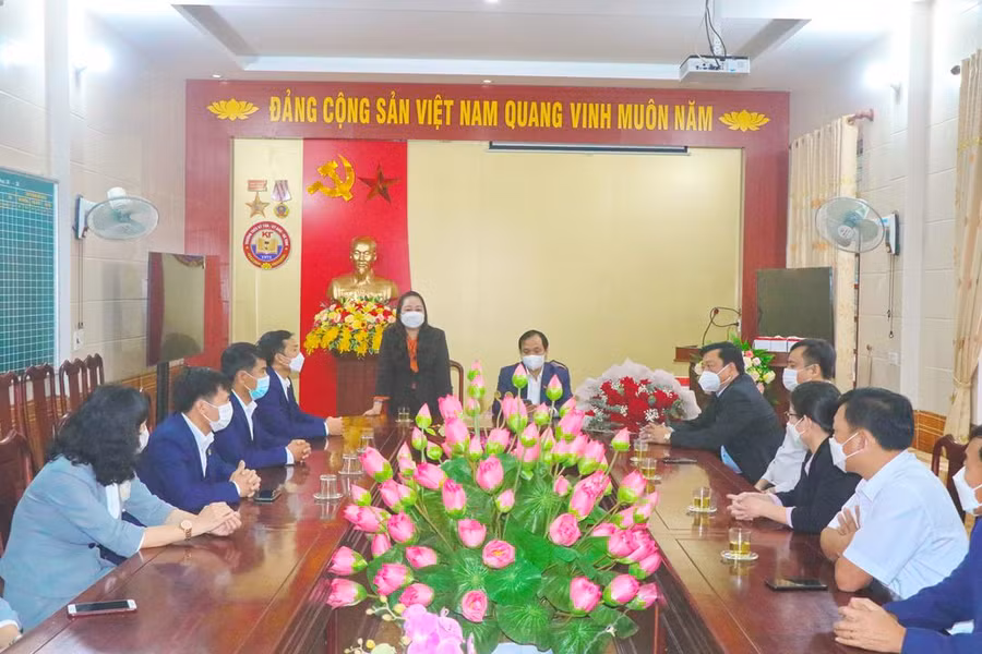 Lãnh đạo tỉnh Hà Tĩnh thăm và làm việc tại trường.