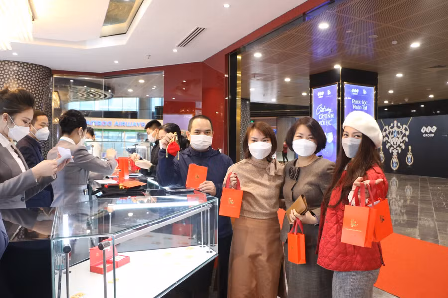 Cầm trên tay những sản phẩm Vàng 24K Thần Tài, khách hàng cảm thấy vô cùng thích thú bởi chất lượng sản phẩm và cung cách phục vụ của nhân viên FJC.