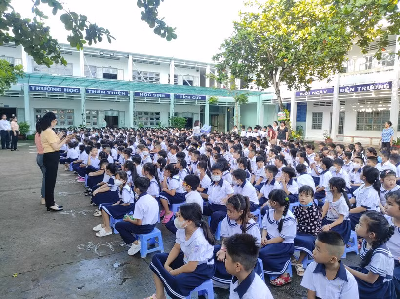 HS tiểu học ở tỉnh Tiền Giang sinh hoạt dưới cờ ngày đầu tuần. 