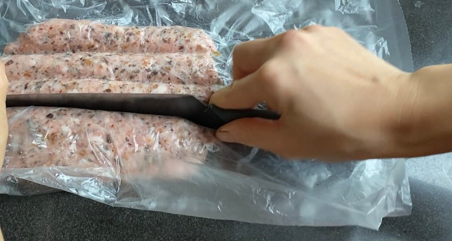 Lấy sống dao nhấn xuống thành các đường thẳng ngang và dọc đều nhau, có thể nhấn 2 lần để tạo rãnh rõ ràng Lấy sống dao nhấn xuống thành các đường thẳng ngang và dọc đều nhau, có thể nhấn 2 lần để tạo rãnh rõ ràng