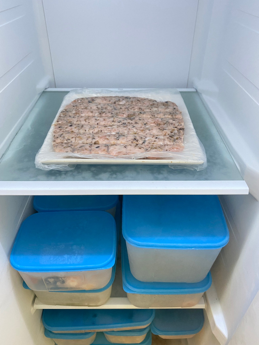 Rồi để lên ngăn đông tủ lạnh trong 3-4 tiếng. Rồi để lên ngăn đông tủ lạnh trong 3-4 tiếng.