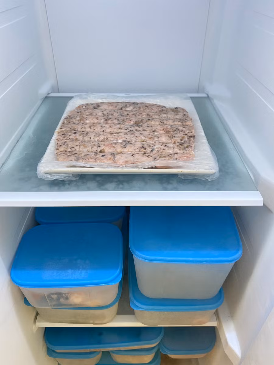 Rồi để lên ngăn đông tủ lạnh trong 3-4 tiếng.