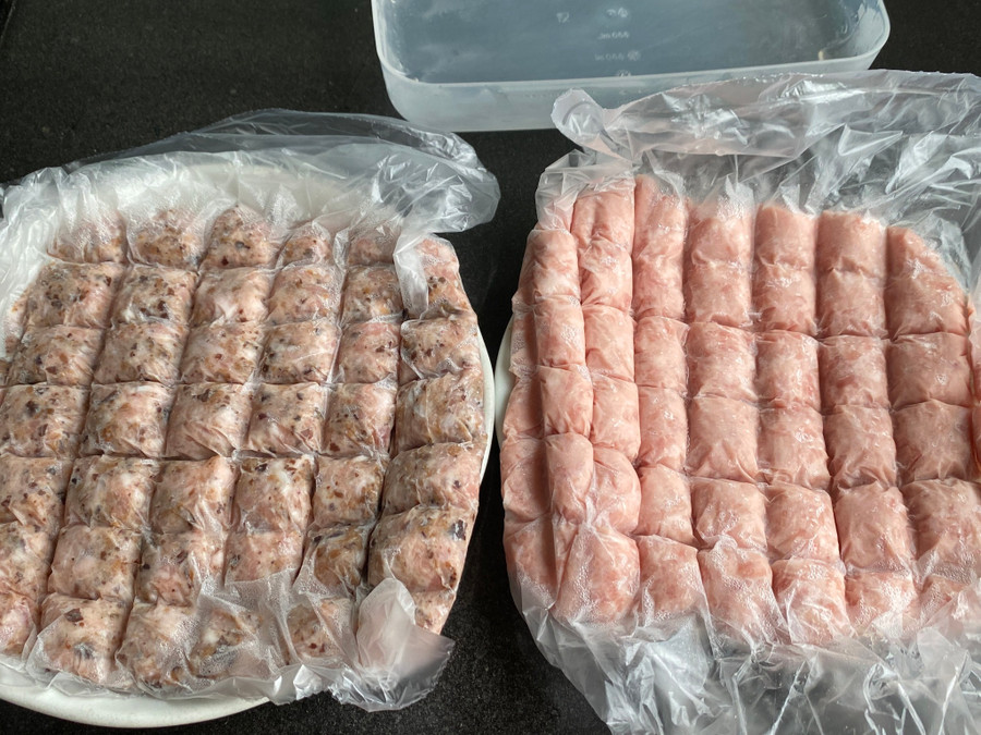 Sau đó lấy ra khỏi tủ lạnh và bẻ rời từng viên. Sau đó lấy ra khỏi tủ lạnh và bẻ rời từng viên.