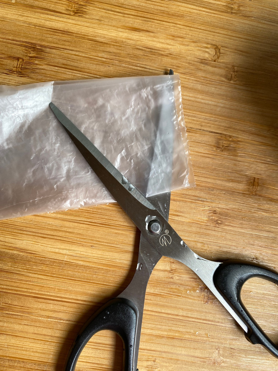 Dùng kéo cắt đầu kín của màng bọc thực phẩm để tí khi nhấn thịt thì túi thở ra không kín hơi. Dùng kéo cắt đầu kín của màng bọc thực phẩm để tí khi nhấn thịt thì túi thở ra không kín hơi.