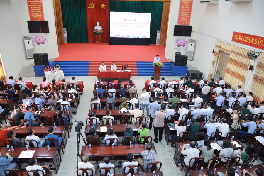 Quang cảnh buổi đối thoại của Bí thư Tỉnh uỷ Đồng Nai - Nguyễn Hồng Lĩnh với người dân tại huyện Long Thành.