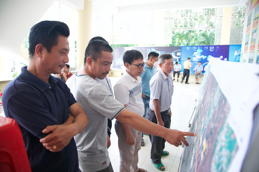 Người dân có đất bị thu hồi ở dự án cao tốc Biên Hòa - Vũng Tàu đang xem mô hình dự án