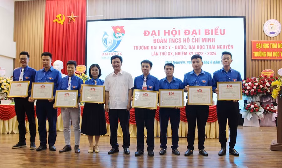 Khen thưởng cho các tập thể, cá nhân có thành tích xuất sắc trong công tác đoàn và phong trào thanh niên