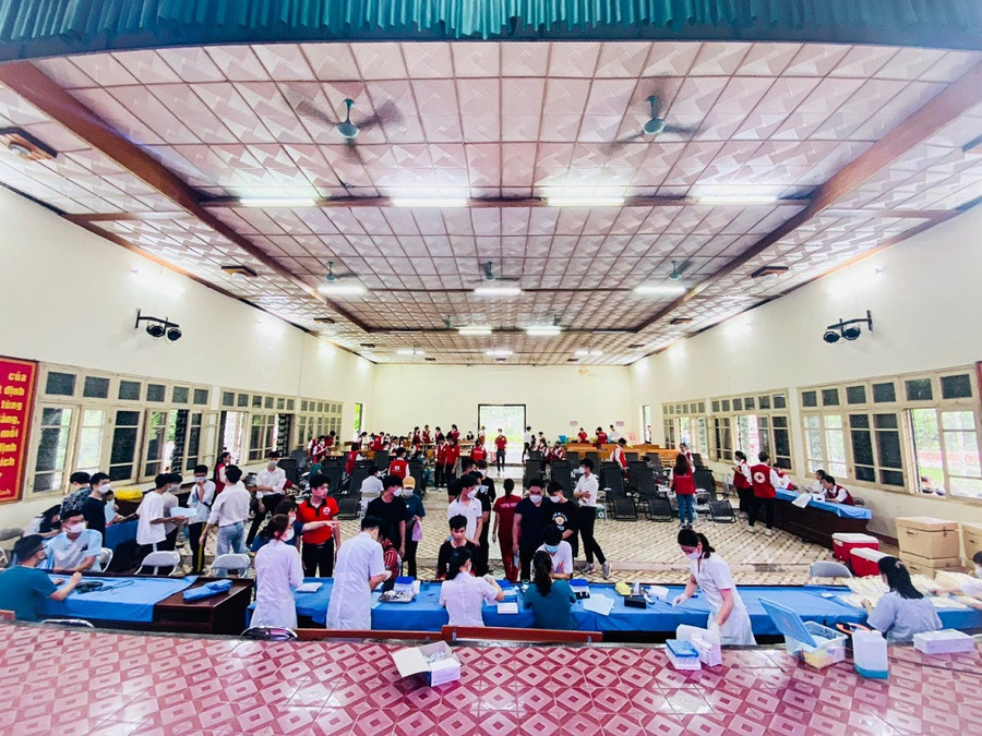 Chương trình hiến máu tình nguyện đã thu hút đông đảo đoàn viên, sinh viên tham gia. Chương trình hiến máu tình nguyện đã thu hút đông đảo đoàn viên, sinh viên tham gia.