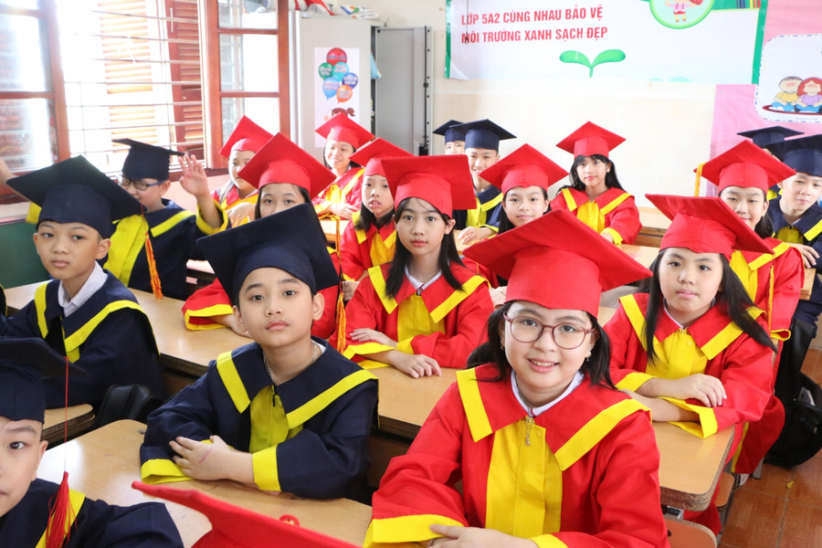 Tuổi học trò bên mái trường tiểu học thật vô cùng đáng nhớ. Tuổi học trò bên mái trường tiểu học thật vô cùng đáng nhớ.