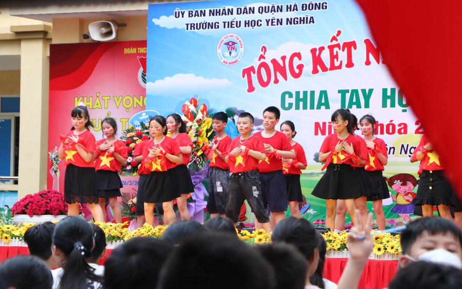 Các em học sinh cùng hòa mình vào những ca khúc sôi động do chính các em khối 5 biểu diễn. Các em học sinh cùng hòa mình vào những ca khúc sôi động do chính các em khối 5 biểu diễn.