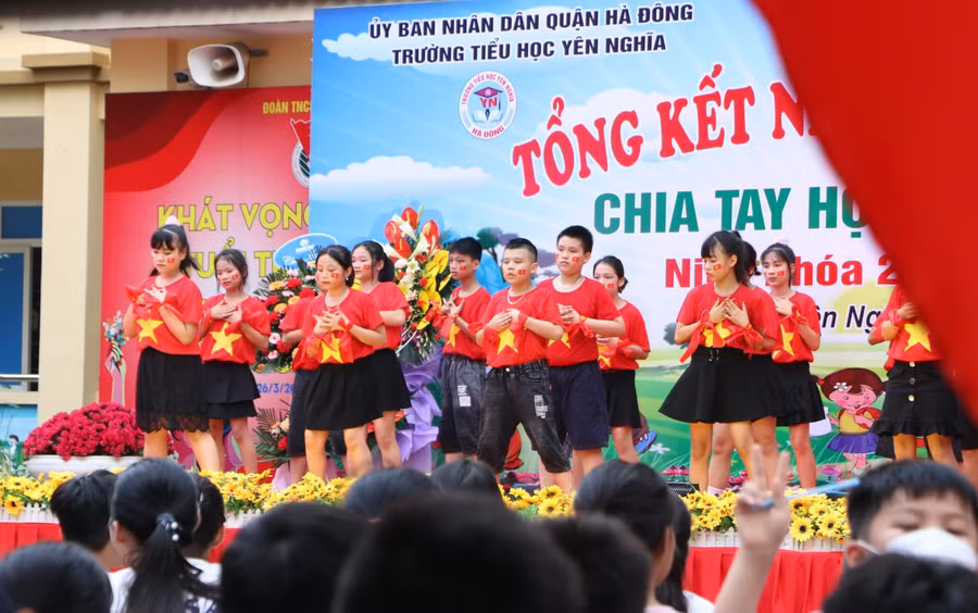 Các em học sinh cùng hòa mình vào những ca khúc sôi động do chính các em khối 5 biểu diễn.