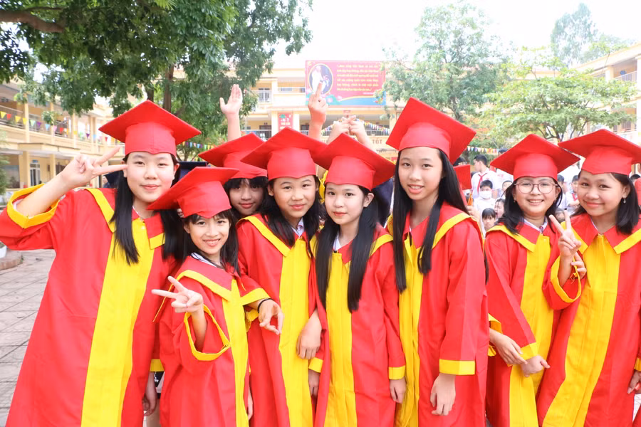 Hành trình 5 năm ở trường tiểu học với bao kỷ niệm đẹp bên bạn bè và thây cô sẽ là hành trang cho các em bước tiếp trong tương lai.