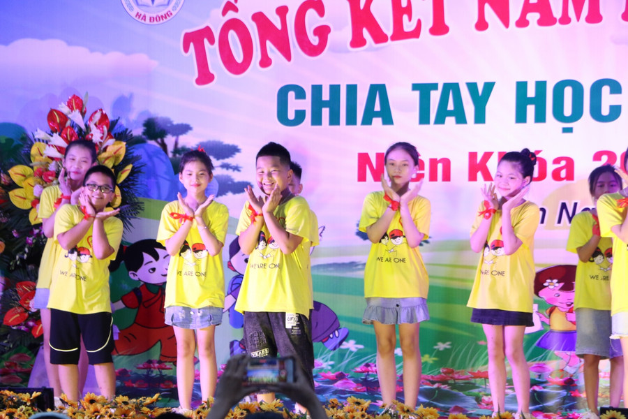 Những nụ cười thân thương bên bạn bè, thầy cô sẽ luôn là kỷ niệm đẹp thời học trò. Những nụ cười thân thương bên bạn bè, thầy cô sẽ luôn là kỷ niệm đẹp thời học trò.