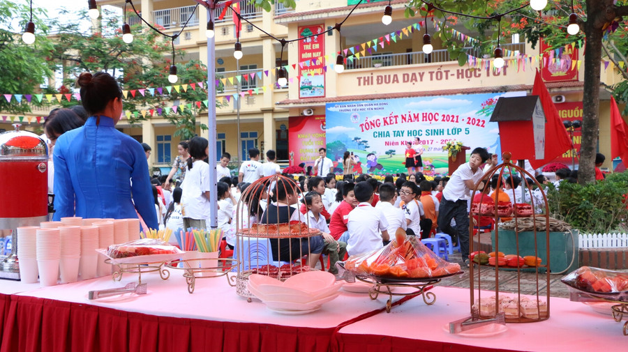 Sau lễ chia tay, các em học sinh khối 5 sẽ dự tiệc buffet do phụ huynh tổ chức ngay tại sân trường. Sau lễ chia tay, các em học sinh khối 5 sẽ dự tiệc buffet do phụ huynh tổ chức ngay tại sân trường.