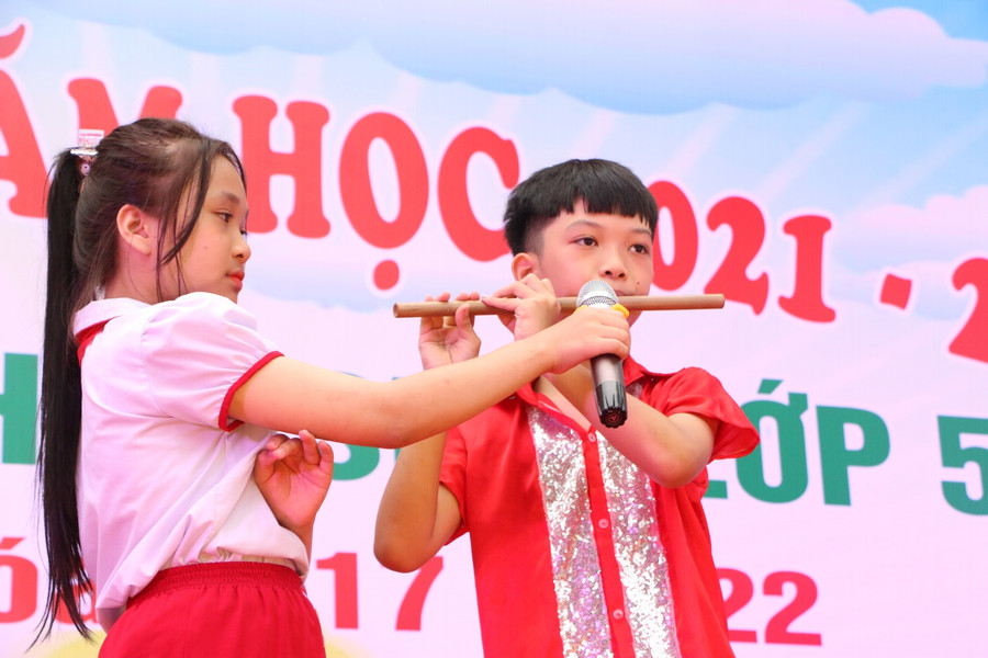 Tiết mục thổi sáo trúc hòa tấu của em Giang Nam - học sinh lớp 5A2. Tiết mục thổi sáo trúc hòa tấu của em Giang Nam - học sinh lớp 5A2.