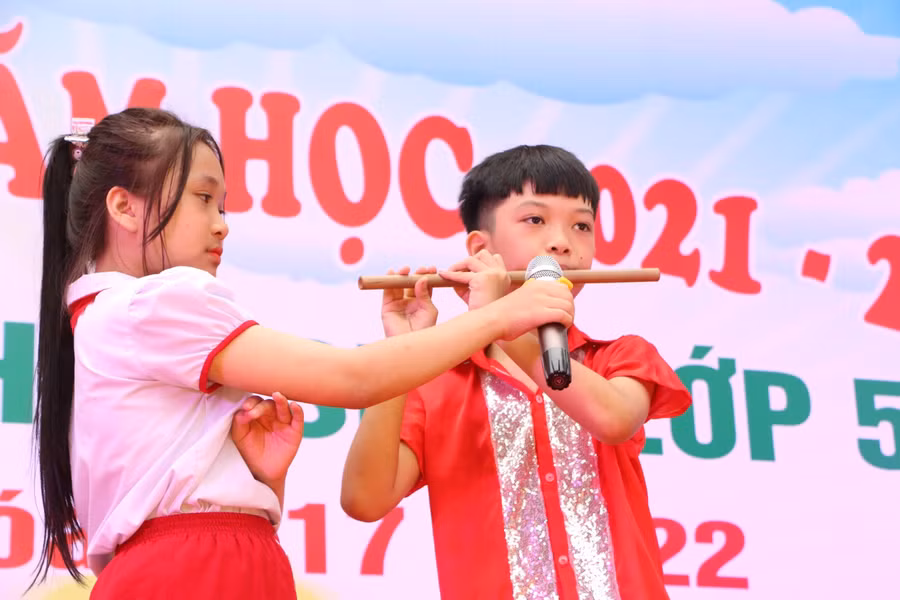 Tiết mục thổi sáo trúc hòa tấu của em Giang Nam - học sinh lớp 5A2.