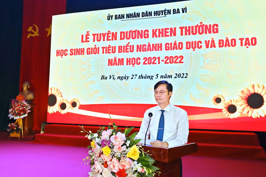 Ông Phùng Ngọc Oanh - Trưởng Phòng GD&amp;ĐT huyện Ba Vì nêu một số kết quả nổi bật của ngành giáo dục trong năm học vừa qua.