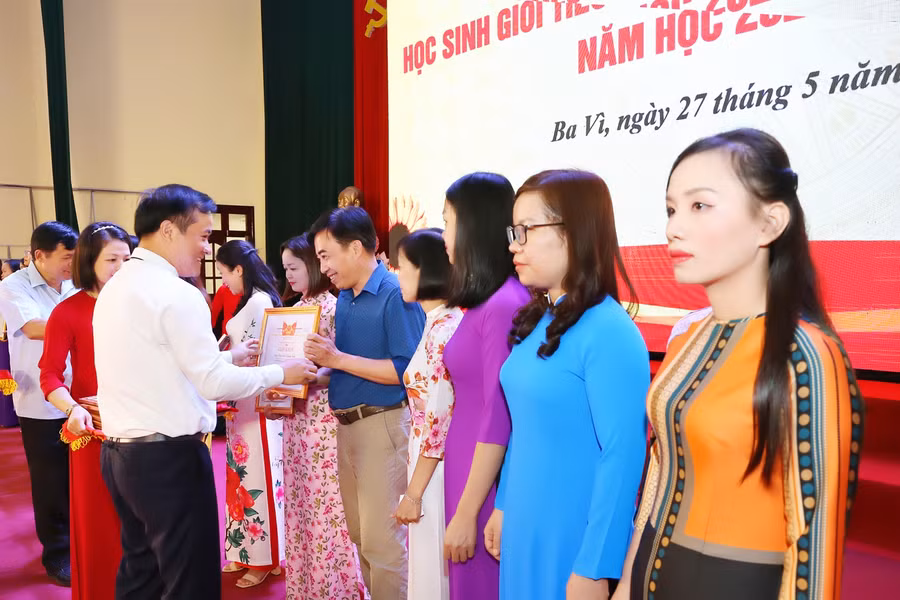 Các giáo viên tiêu biểu được lãnh đạo huyện tặng giấy khen vì có thành tích xuất sắc trong năm học vừa qua.