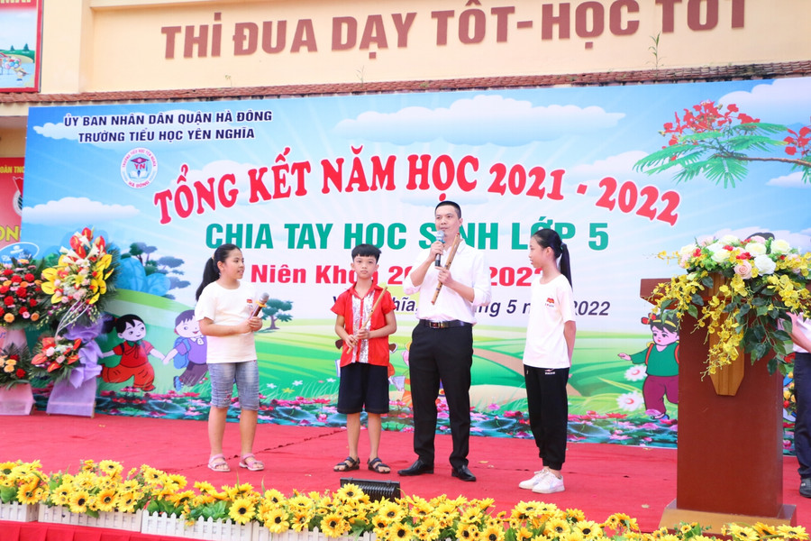 Anh Tuấn Anh - phụ huynh lớp 5A2 bày tỏ sự cảm ơn đến nhà trường vì đã đồng hành và tạo mọi điều kiện tốt nhất cho học sinh được học tập, phát triển toàn diện trong những năm qua. Anh Tuấn Anh - phụ huynh lớp 5A2 bày tỏ sự cảm ơn đến nhà trường vì đã đồng hành và tạo mọi điều kiện tốt nhất cho học sinh được học tập, phát triển toàn diện trong những năm qua.