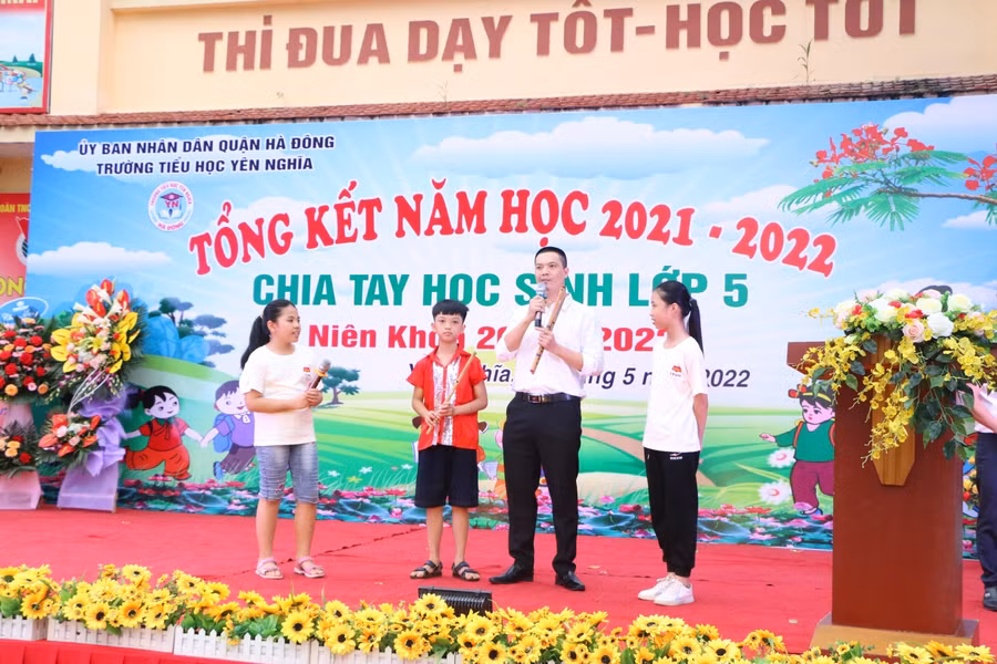 Anh Tuấn Anh - phụ huynh lớp 5A2 bày tỏ sự cảm ơn đến nhà trường vì đã đồng hành và tạo mọi điều kiện tốt nhất cho học sinh được học tập, phát triển toàn diện trong những năm qua.