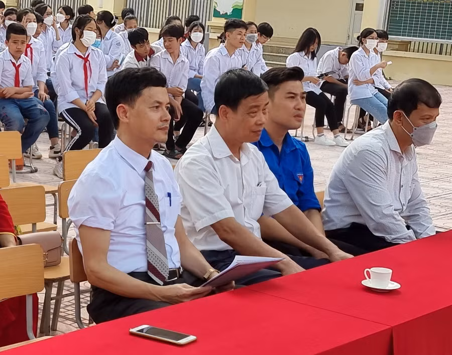 Các đại biểu tham dự lễ tổng kết năm học tại trường.