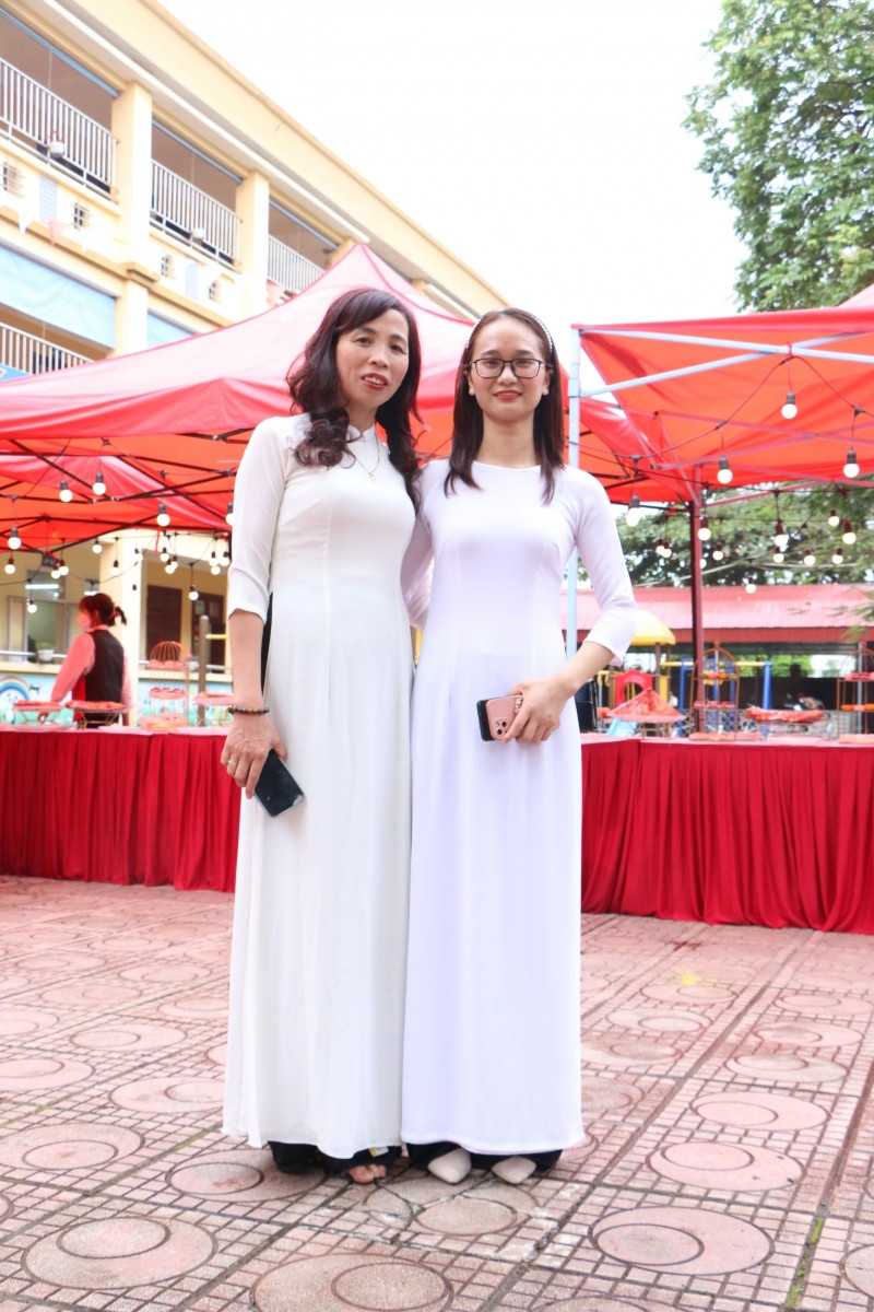 Các cô giáo cũng không quên lưu lại những bức ảnh kỷ niệm bên mái trường trước khi năm học 2021-2022 khép lại. Các cô giáo cũng không quên lưu lại những bức ảnh kỷ niệm bên mái trường trước khi năm học 2021-2022 khép lại.