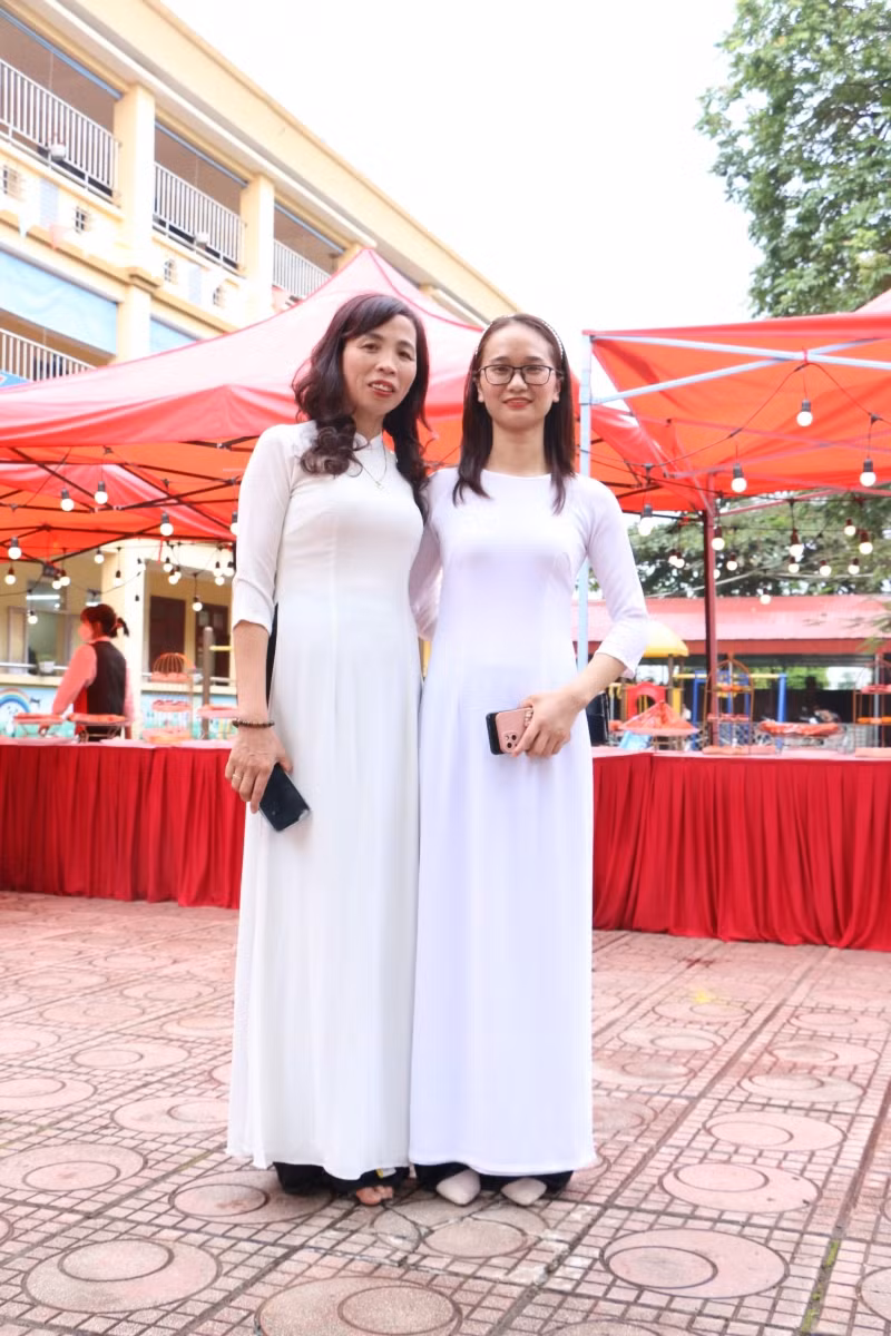 Các cô giáo cũng không quên lưu lại những bức ảnh kỷ niệm bên mái trường trước khi năm học 2021-2022 khép lại.